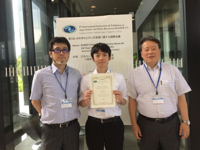学会会場にて保科准教授（左），日秋教授（右）とともに撮影