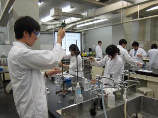 応用分子化学科で実施した化学コースの様子