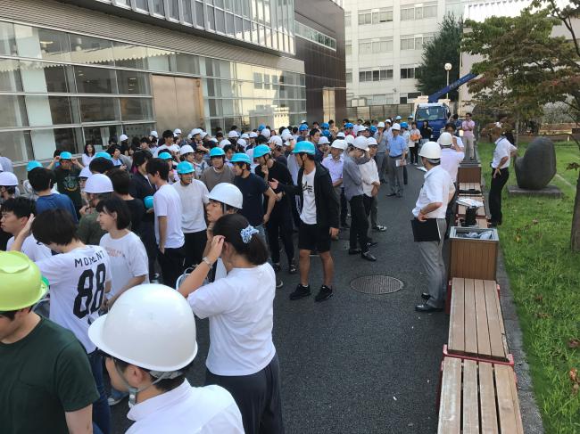 避難場所で集合し安否確認を行なっている様子