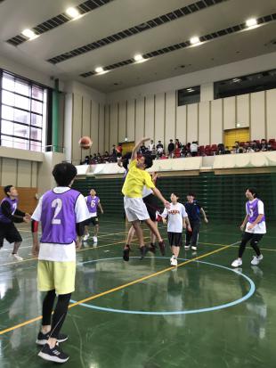 スポーツ大会でのバスケットボールの様子