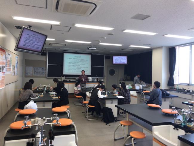 ハンドクリームの化学の説明の様子