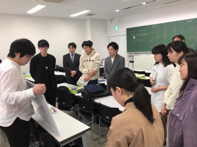 チームでの調査内容を報告する様子