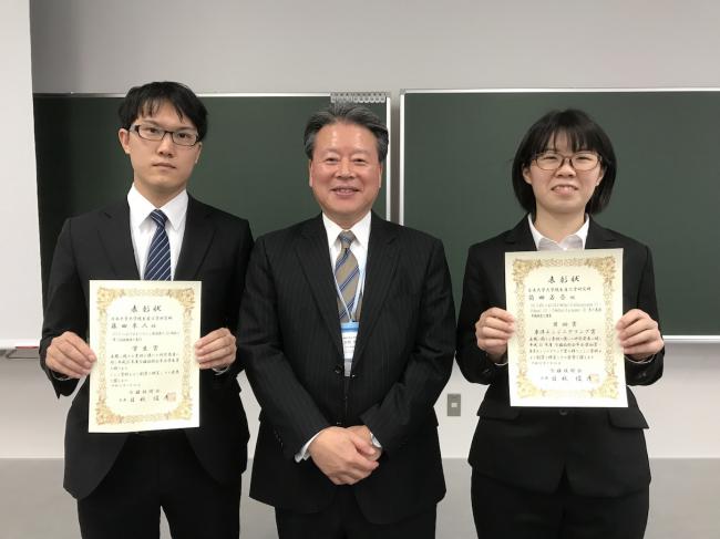 表彰式後の受賞者（左：藤田君，中：日秋教授，右：前田さん）
